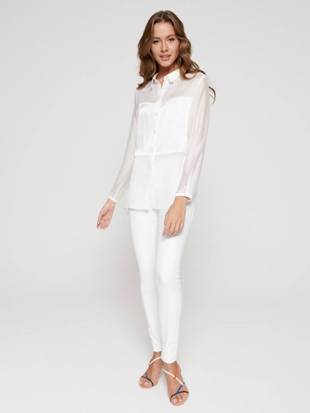 Блуза жіноча із текстильної тканини, комбінована с довгим втачним рукавом і манжетами по низу. По переду і спінке виконані - 4
