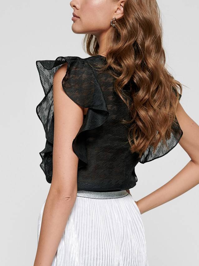 Блуза жіноча з текстильної тканини. Горловина кругла оброблена окантовкою застроченою на виворотну сторону. По переду на спинці - 2