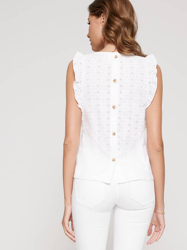 Блуза жіноча із текстильної ткані. Горловина кругла оброблена окантовкой застроченную на виворітну сторону. Застібка по спінкі на 5 - 1