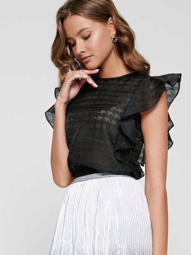 Блуза жіноча з текстильної тканини. Горловина кругла оброблена окантовкою застроченою на виворотну сторону. По переду на спинці - 1