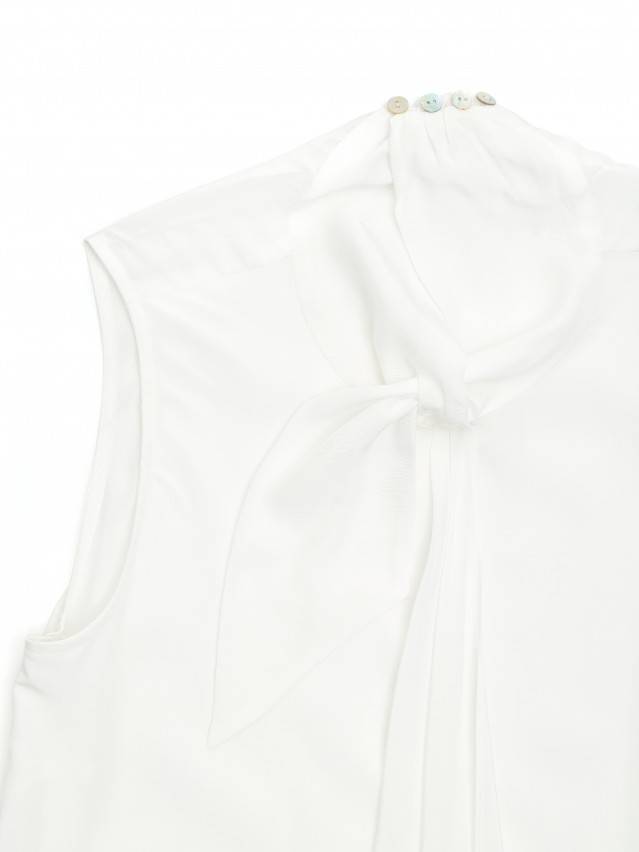 Блуза жіноча з текстильної тканини без рукавів. Горловина оздоблена притачной стійкою що переходить у бант. Пройми окантовані. По - 8