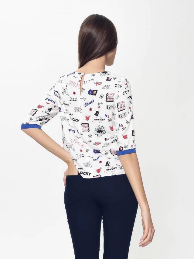 Блуза жіноча з текстильної тканини з набивним малюнком. Горловина кругла оброблена окантовкою. Застібка по горловині спинки на один - 2