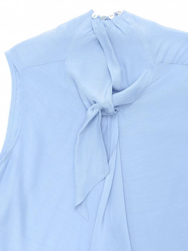 Блуза жіноча з текстильної тканини без рукавів. Горловина оздоблена притачной стійкою що переходить у бант. Пройми окантовані. По - 7